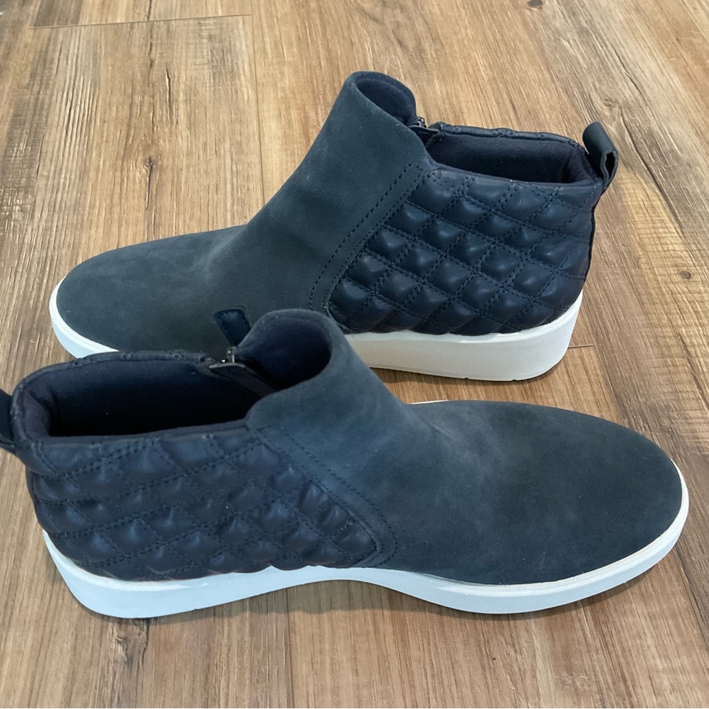 Clarks Collection Layton Black Zip Suede Bootie Size 9.5M